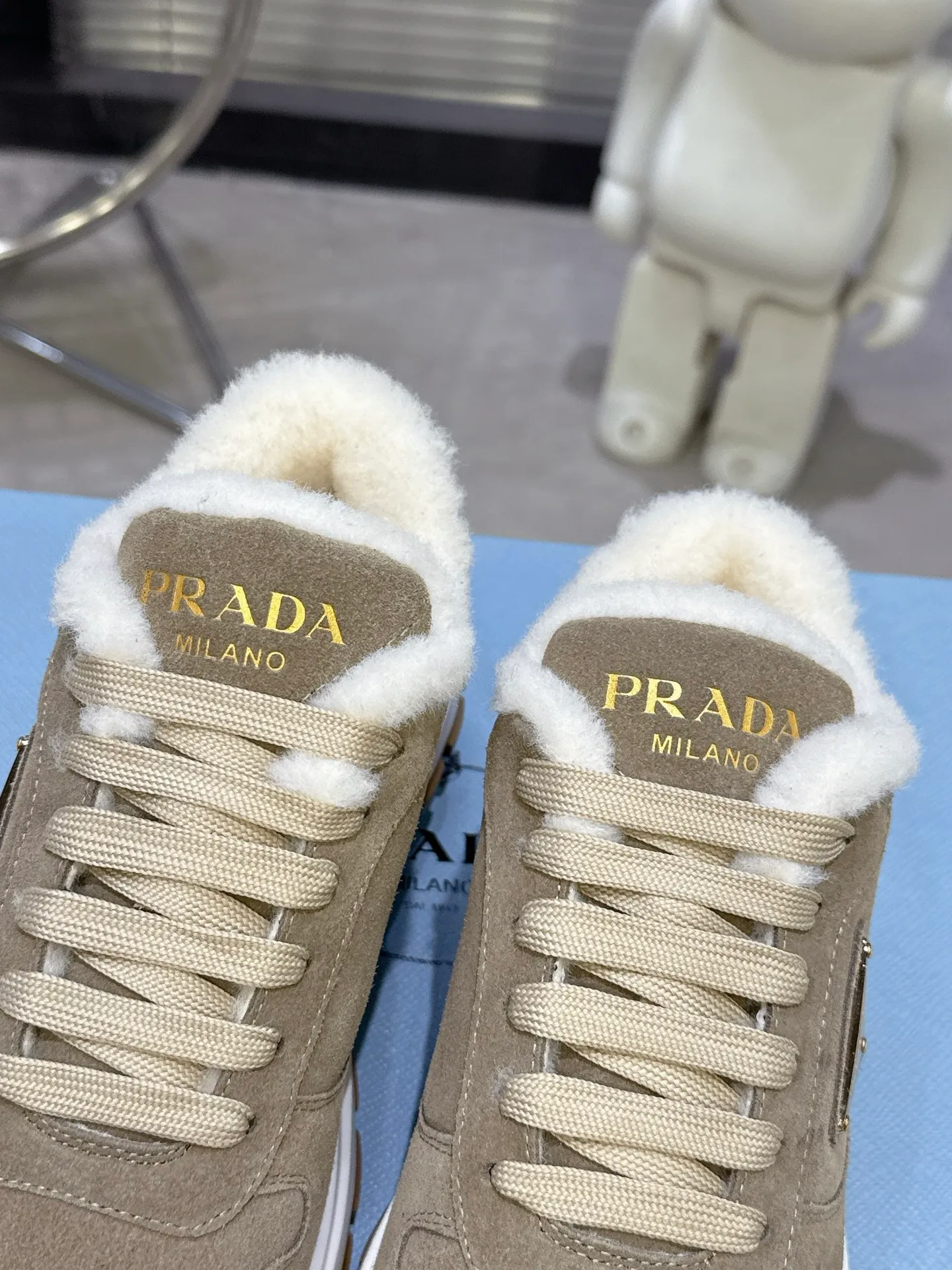 👟👟Ex-factory price 600👟👟 PRADA ²⁰²5 𝐬𝐬Prada’s new product comes with strength! ❣️Many Internet celebrities have the same style, fashionable and versatile nice items, original shoes are developed and purchased from Italian counters, and are reproduced 1:1 according to the original taste. This year’s theme is not to be defined, embodying texture through simplicity💛From thick-soled sneakers to zigzag short boots to 2025 flat shoes, everything reveals a sure-fire momentum... It combines gentleness and handsomeness, the finishing touch for women❤️ Wear-resistant and ultra-light two-color outsole. ⚛Size: Women's 35-40 ⚛Size: Men's 39-45 Original packaging accessories. ⚛